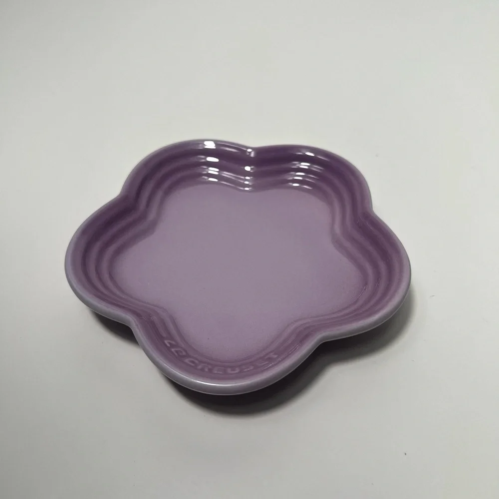 Le Creuset Stoneware Flower Petal Scalloped Trinket Dish Plate Tray - Picture 3 of 11